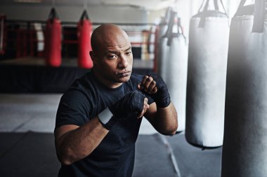 Düşündüğünden daha güçlüsün. Spor salonunda kickboksör eğitimi.