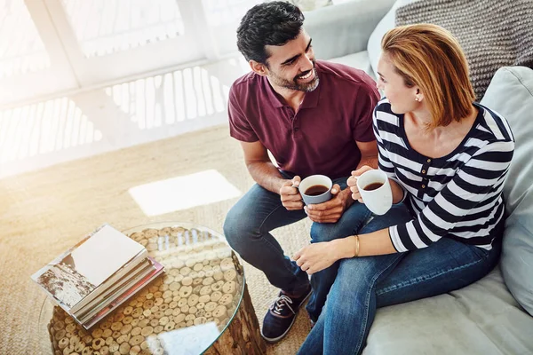 在喝着新鲜的咖啡聊天 一对深情的年轻夫妇在家里喝咖啡的高角镜头 — 图库照片