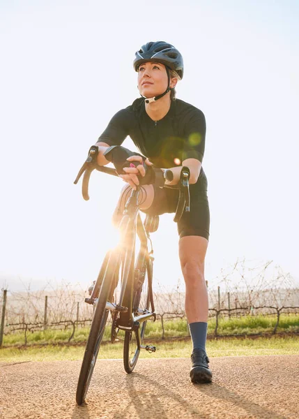 Antrenman Egzersiz Spor Kardiyosu Için Doğadaki Kadınla Dinlenme Bisiklete Binme — Stok fotoğraf