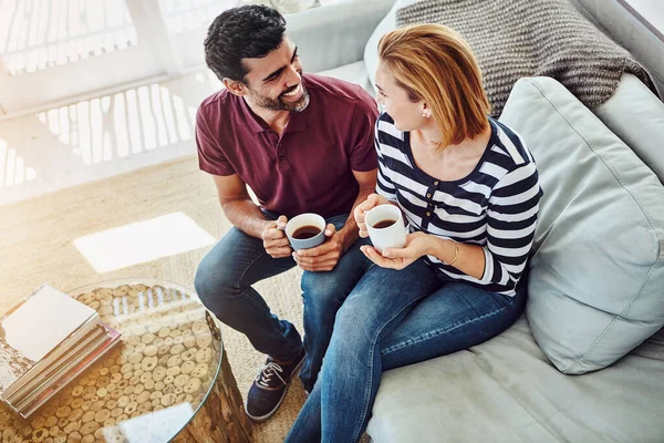 他们的周末是一个完美的开始 一对深情的年轻夫妇在家里喝咖啡的高角镜头 — 图库照片