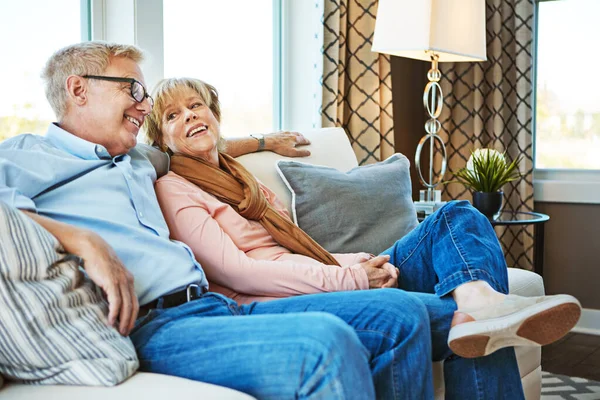Emeklilikten Sonra Sonsuza Dek Mutlu Yaşamak Olgun Bir Çift Evdeki — Stok fotoğraf