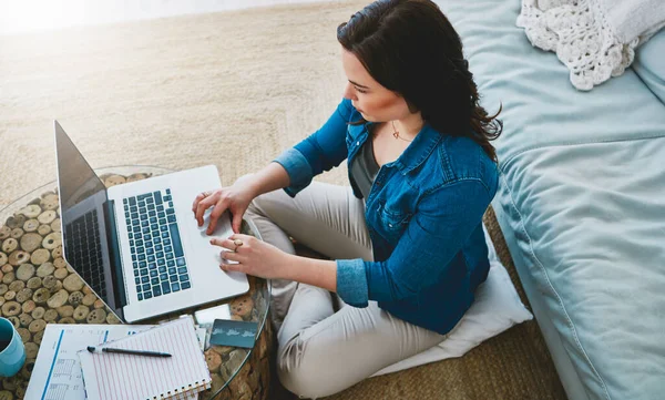Evden Biraz Yapıyorum Çekici Bir Genç Kadının Evinde Bilgisayarını Kullanırken — Stok fotoğraf
