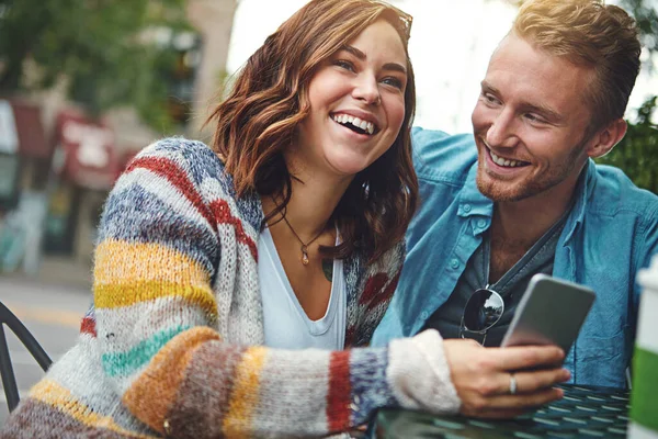 在城市的约会中坠入爱河 一对快乐的年轻夫妇一起用智能手机在市中心度过一天 — 图库照片