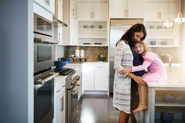 Legjobb Vigasz Egy Anyától Származik Egy Terhes Kötődik Kislányához Otthon — Stock Fotó