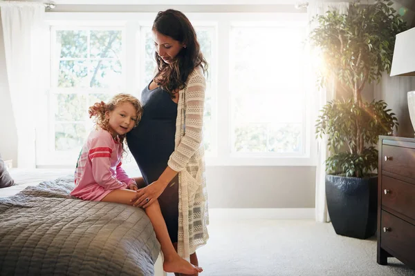Semmi Sem Fogható Egy Anya Kényelméhez Egy Terhes Kötődik Kislányához — Stock Fotó