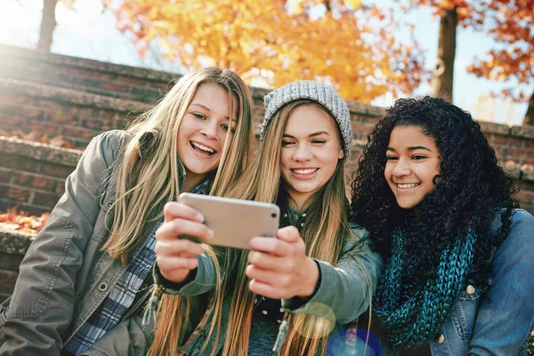 Questa Dritta Sui Social Media Gruppo Giovani Amici Posa Selfie — Foto Stock