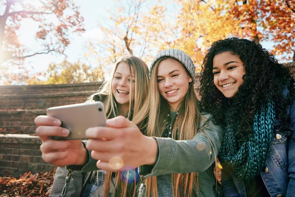 Prepara Tue Facce Selfie Gruppo Giovani Amici Posa Selfie Insieme — Foto Stock