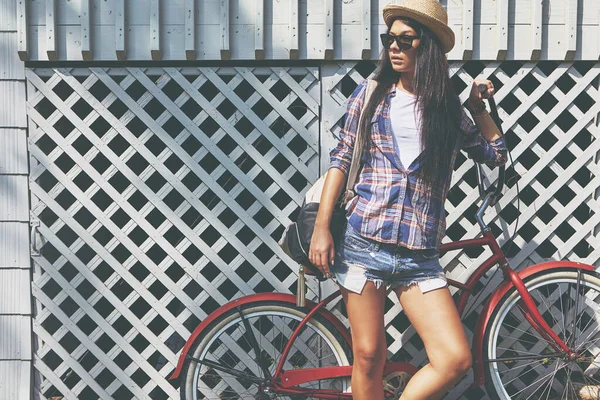 Bicyclette Prend Ses Places Une Belle Jeune Femme Vélo Dans — Photo