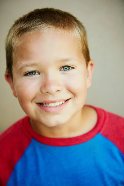 Podívej Ten Úsměv Studio Portrét Mladého Chlapce Který Vás Usměje — Stock fotografie