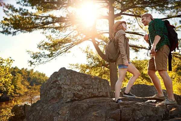 离开道路 走小路 一对年轻夫妇在山上进行冒险约会 — 图库照片