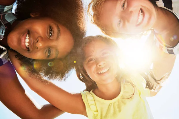 Девчачьи Штучки Портрет Группы Разнообразных Счастливых Детей Собранных Вместе Яркий — стоковое фото