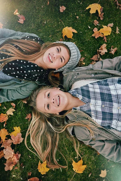我们可以在一起两个快乐的青少年在外面的草地上悠闲自在地在一起 拍摄的高角镜头 — 图库照片