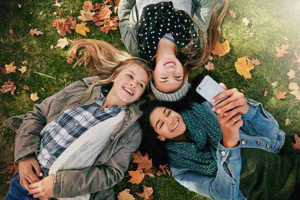 Szelfi Idő Nagy Látószögű Felvétel Három Boldog Tinédzserről Akik Együtt — Stock Fotó