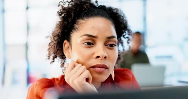 商业女性 在笔记本电脑上的面部和阅读 关注和研究在办公室中具有连通性和思维的项目 企业中的女性 观点和分析以及工作场所的审查和生产力 — 图库视频影像