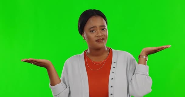 Seçim Modelleme Yeşil Ekrandaki Siyah Kadınla Kafa Karışıklığı Karar Düşünce — Stok video