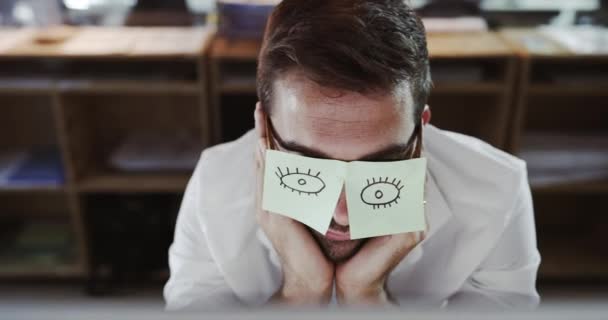 Funny Lazy Tired Office Worker Sleeping Job Covering Eyes Sticky — Vídeos de Stock