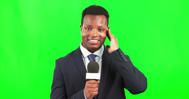 Groen Scherm Zwarte Man Verslaggever Met Microfoon Het Laatste Nieuws — Stockvideo