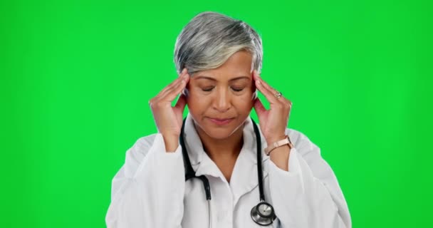 医生和头痛与女性在绿色屏幕上焦虑 心理健康和倦怠 保健和医疗 有工作室背景的女性 用于思考 疲倦和沮丧 — 图库视频影像
