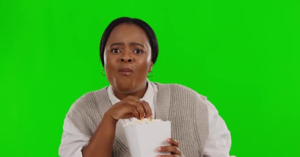 Śmiech Popcorn Jedzenie Czarną Kobietą Zielonym Ekranie Oglądania Telewizji Filmu — Wideo stockowe