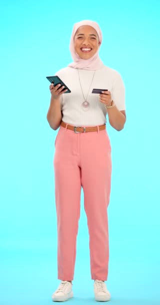 Karta Kredytowa Telefon Kobieta Odizolowane Niebieskim Tle Zakupy Online Commerce — Wideo stockowe
