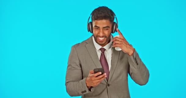Ακουστικά Τηλέφωνο Και Επιχειρηματίας Πράσινη Οθόνη Στο Στούντιο Απομονωμένος Μπλε — Αρχείο Βίντεο