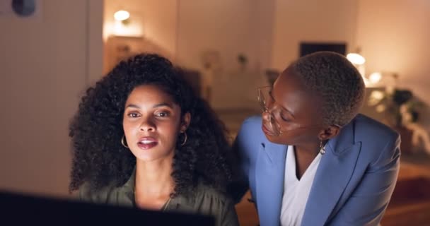 Yönetici Geri Bildirim Bilgisayardaki Kadın Ofiste Liderle Birlikte Şirket Projesinde — Stok video