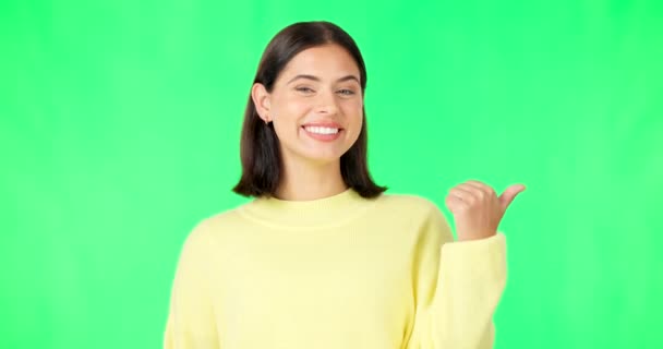 与演播室里的女广告人员一起为营销或产品投放描绘 指点和绿色屏幕 手部姿势 产品放置和选择与一个迷人的年轻女性在铬钥匙上 — 图库视频影像