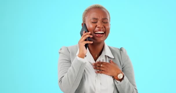 Telefonsamtal Skratt Och Ansikte Svart Kvinna Blå Bakgrund Skrattar Leende — Stockvideo