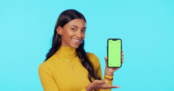 Šťastná Žena Telefon Maketa Zelené Obrazovce Sledovacími Značkami Pozadí Studia — Stock video