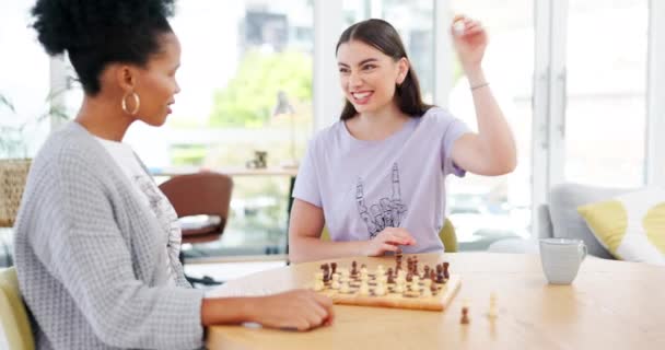 Друзья Шахматы Настольная Игра Мат Победителем Смеются Думают Плане Разнообразие — стоковое видео