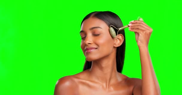 快乐的女人 脸上的胶辊和美丽的绿色屏幕 工作室和水晶化妆品 面部石器用于皮肤科 美光和淋巴引流的皮肤护理 肖像和女模 — 图库视频影像