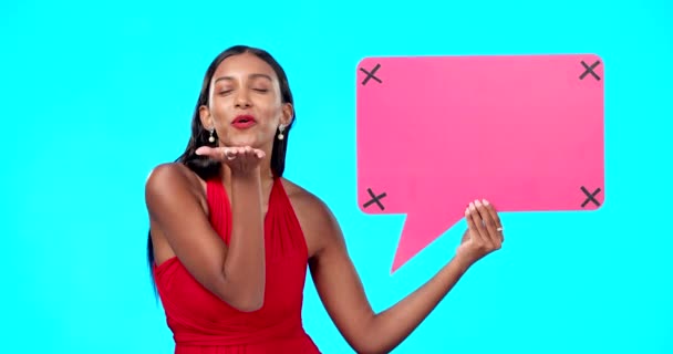 快乐的女人 吹吻和社交媒体的言论泡沫的意见 营销空间或品牌广告 产品放置肖像 品牌跟踪标识和蓝色背景工作室的人员 — 图库视频影像