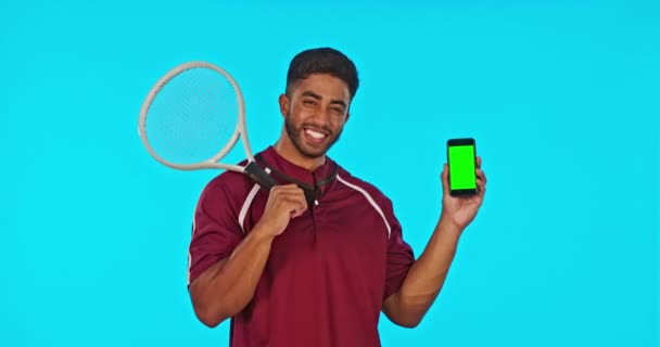 网球和男人与绿色屏幕在工作室隔离蓝色背景 面部肖像 球拍运动和快乐的印度人 带着手机做广告 模仿和放置产品 — 图库视频影像