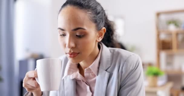 商界女性 咖啡杯以及在工作场所有灵感的想法 阅读和研究 公司女性在办公室里喝热饮的焦点 远见和专业精神 — 图库视频影像