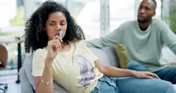 Casal Nicotina Discutir Sobre Vício Com Uma Mulher Fumando Cigarro — Vídeo de Stock