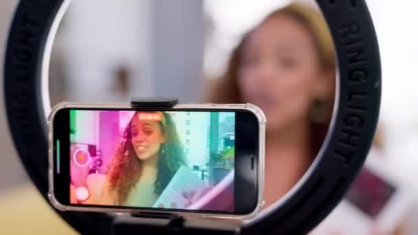 Mulher Influenciador Maquiagem Smartphone Com Anel Luz Para Transmissão Vivo — Vídeo de Stock
