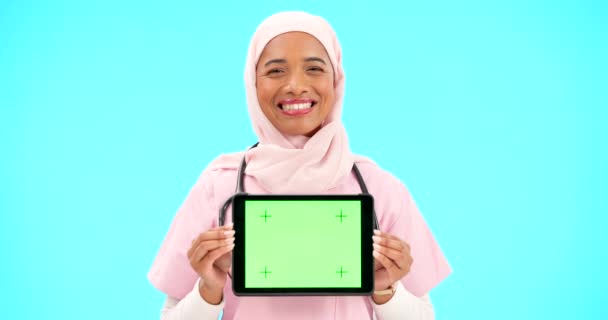 Wanita Dokter Dan Tablet Hijau Layar Studio Untuk Informasi Situs — Stok Video
