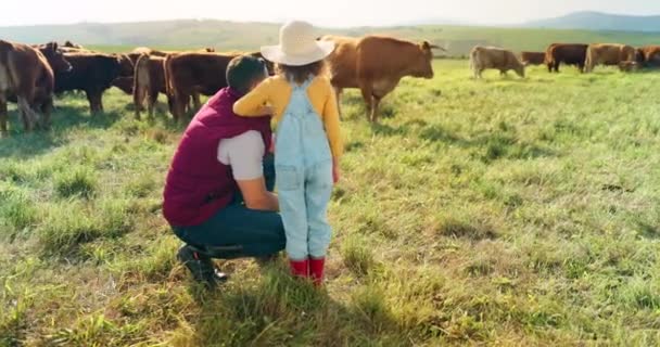 田舎の農場 農家の男性と自然の中で子供の結合 話をし 家畜の持続可能性についての会話をリラックス 家族と一緒に農業牛の農業生活を学ぶ楽しみます — ストック動画