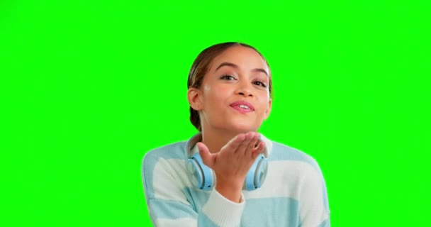 Láska Foukání Polibek Tvář Ženy Zelené Obrazovce Pro Sebevědomí Šťastný — Stock video