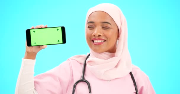 Phone Green Screen Doctor Woman Isolated Blue Background Healthcare Tracking — Stock Video