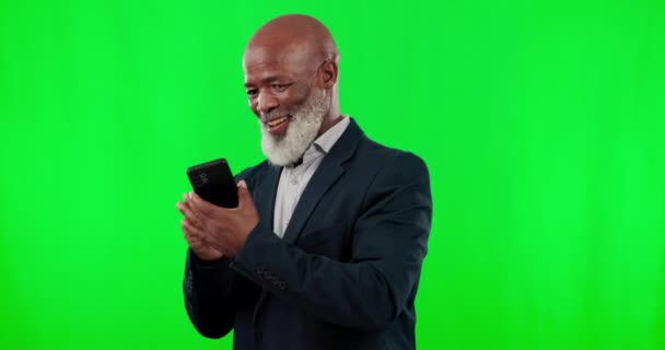 Teléfono Pantalla Verde Cara Del Hombre Aislado Fondo Del Estudio — Vídeos de Stock