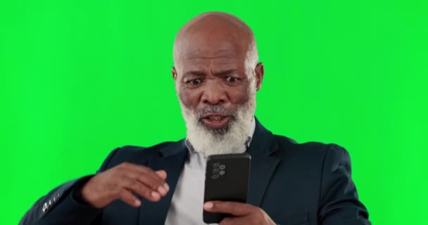 お祝いのためにスタジオで緑の画面の背景に電話 勝者と高齢者のビジネス黒人男性 彼の携帯電話で良いニュースの発表を応援するシニア男性とすごい 接触とプロモーション — ストック動画