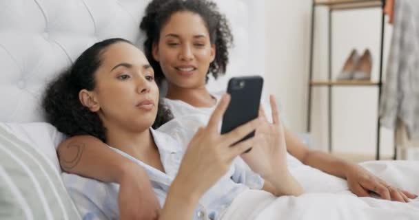 Telepon Tempat Tidur Dan Beberapa Teman Santai Dengan Posting Media — Stok Video