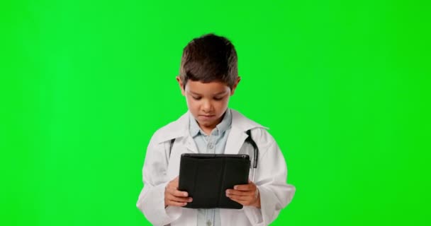 医生和小孩在绿色屏幕上的平板隔离背景在工作室的一个模型 用触摸屏技术混淆 刻画和思考男孩 用于医疗保健 医疗和假装 — 图库视频影像
