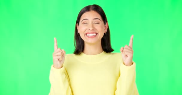 女性と顔の緑の画面でモックアップの背景 スタジオや笑顔を指している すぐに来る女性モデル広告プロモーション 製品配置と手の発表の肖像画 — ストック動画