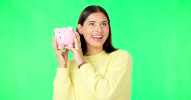 快乐的女人 资金和储蓄在绿色屏幕上的投资 预算或金融背景的工作室 为钱币 利润或投资而拿着储蓄罐的兴奋女性微笑的画像 — 图库视频影像