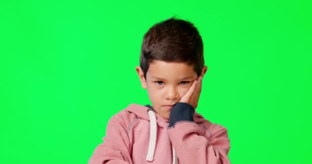 Moody Twarz Dziecko Studiu Zielonym Ekranem Zdenerwowanym Złym Zepsutym Nastawieniem — Wideo stockowe