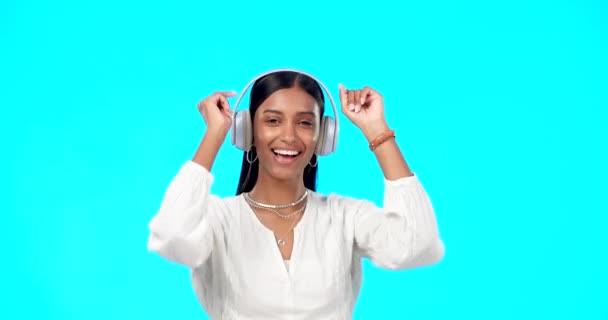 Twarz Muzyka Hinduska Kobieta Słuchawkami Streaming Szczęście Tle Niebieskiego Studia — Wideo stockowe