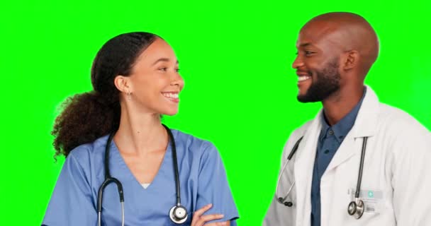 ヘルスケア サポート 誇りのためのグリーンスクリーンスタジオで医師と幸せ チームワークと看護師 医学のための背景に黒人男性と女性の肖像画と幸せと笑顔医療やクリニック — ストック動画