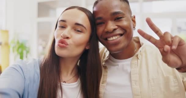 Lidah Keluar Wajah Selfie Dan Pasangan Ciuman Rumah Mengambil Gambar — Stok Video